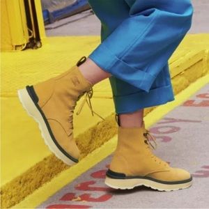 Sorel Hi Line Lace Up Boot - Size 10.5